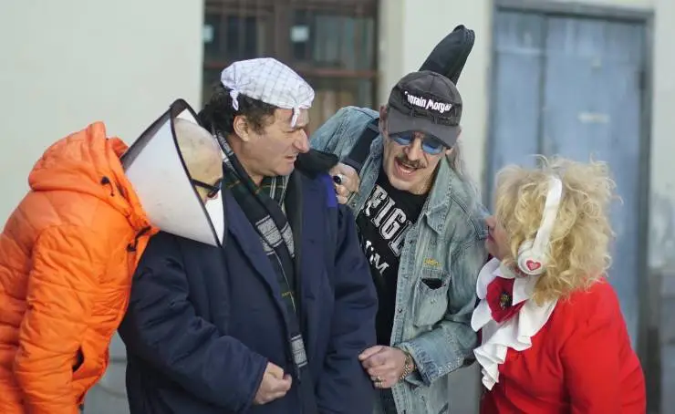 Золотые соседи (2022) через торрент бесплатно Золотые соседи (2022) фильм через торрент бесплатно