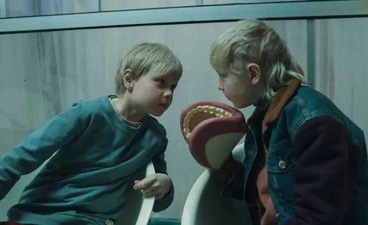 Очень странные каникулы (2023) через торрент скачать Очень странные каникулы (2023) фильм через торрент скачать