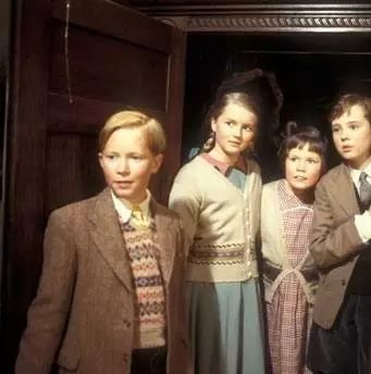 Хроники Нарнии: Лев, колдунья и платяной шкаф (1988) через торрент скачать Хроники Нарнии: Лев, колдунья и платяной шкаф (1988) сериал через торрент скачать