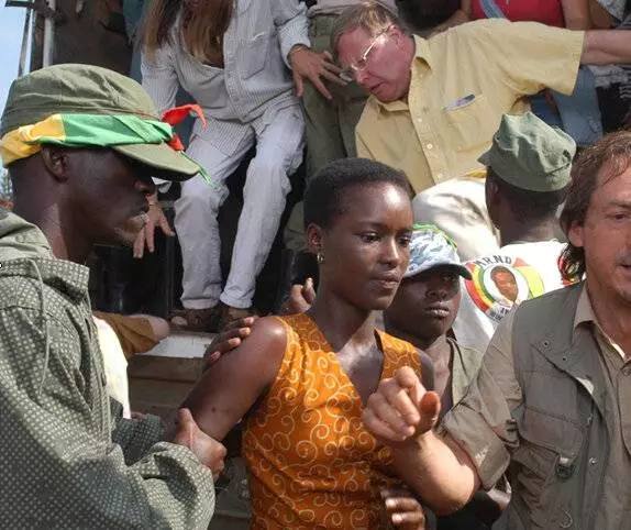 Воскресенье в Кигали (2006) через торрент бесплатно Воскресенье в Кигали (2006) фильм через торрент бесплатно