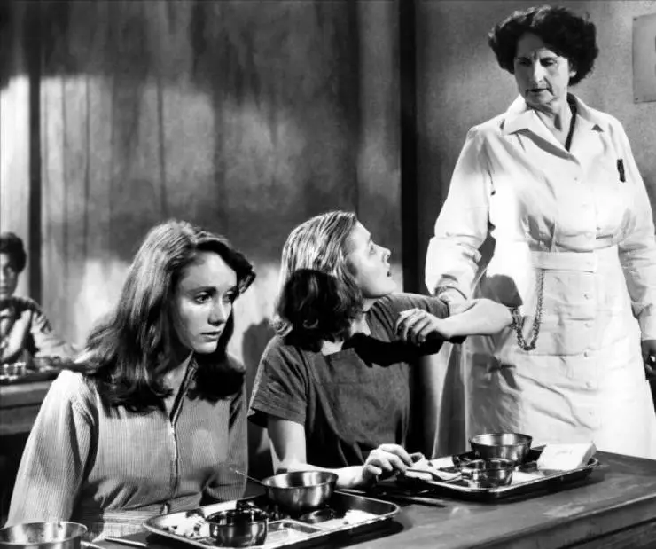 В клетке (1950) через торрент бесплатно В клетке (1950) фильм через торрент бесплатно