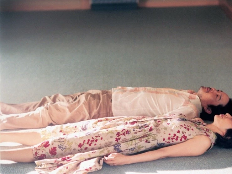 Все вокруг нас (2008) через торрент скачать Все вокруг нас (2008) фильм через торрент скачать