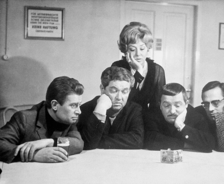 Две девушки с красными звездами (1966) через торрент скачать Две девушки с красными звездами (1966) фильм через торрент скачать